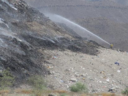 Se prolonga combate a incendio en relleno sanitario