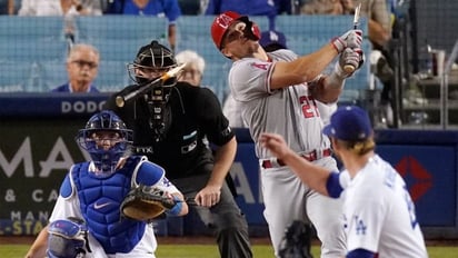 Umpire fue golpeado por un bat roto de Mike Trout en un partido de los Dodgers