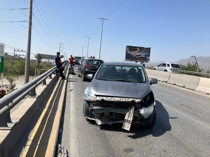 Fuerte choque genera tráfico en puente de la avenida Puerta 4