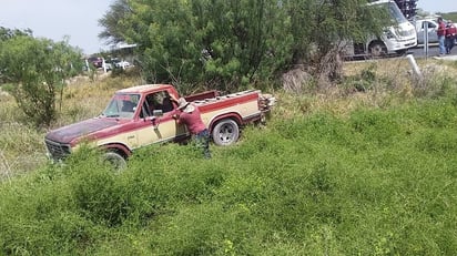 Padre de familia se queda sin frenos y sale del camino para evitar choque