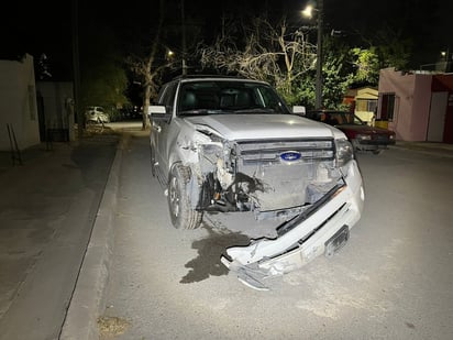 Conductora choca y huye dejando abandonada su camioneta: Monclova