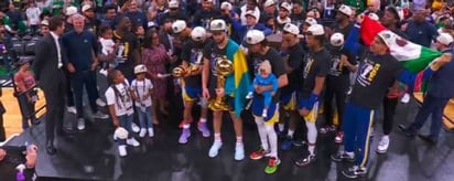 Juan Toscano-Anderson celebró envuelto en la bandera de México el campeonato de Golden State