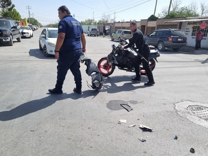 Choque entre motocicleta y camioneta deja un lesionado