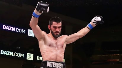 Beterbiev se enfrenta a Smith jr en pleito que pondrá en juego 3 cinturones