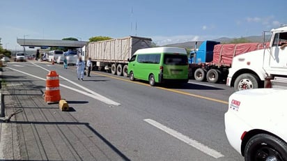 Accidente entre tractocamiones deja dos muertos en Oaxaca