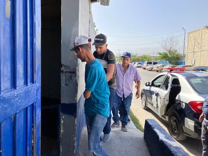 Ladrones allanan deshuesadero de autos y los detienen