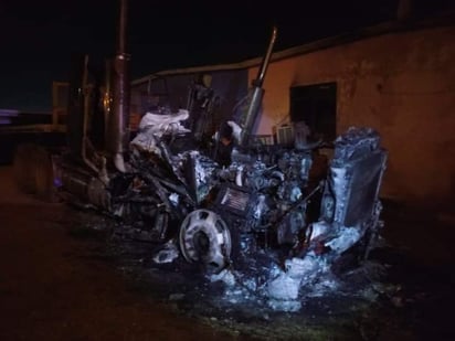 Tráiler y vivienda arden en llamas en Castaños