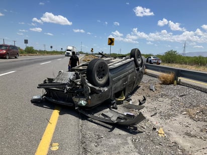 Regiomontano sufre volcadura en la carretera 57 y queda gravemente herido