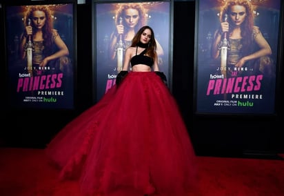 Joey King brilla con un top y maxifalda en premier 