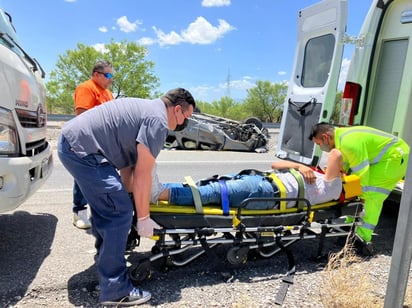 Regio sufre volcadura en la carretera 57