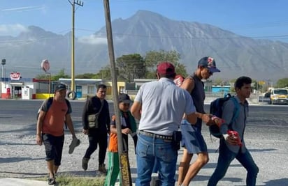 Apoyan con alimento, transporte y hospedaje a migrantes varados en NL