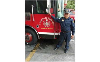 Bombero festeja Día del Padre y 40 años de servicio