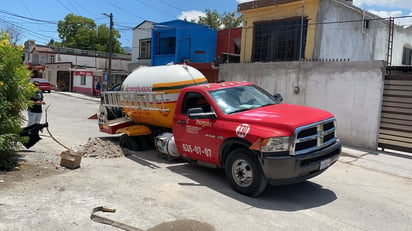 Pipa de Gas cae en zanja de la colonia Primero de Mayo de Monclova