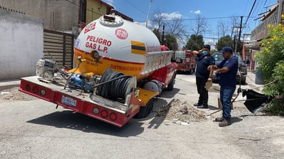 Pipa de Gas cae en zanja en la colonia 1 de Mayo