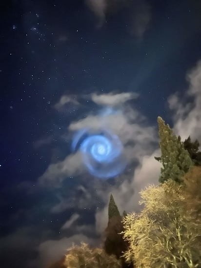 Aparece misteriosa luz en forma de espiral en Nueva Zelanda: NUEVA ZELANDA