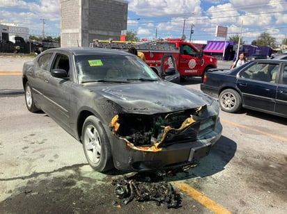 Charger se incendia en estacionamiento de H-E-B