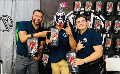 Psycho Clown lanza guantes de portero inspirados en su personaje