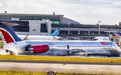 Experiencias de pasajeros en el avión que se incendió en el aeropuerto de Miami