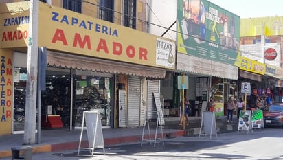 Comerciantes invaden sitios de estacionamiento sin tener permiso