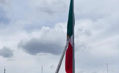 Por fuertes vientos bandera monumental del Zócalo se atora en el asta