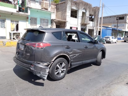 Auto y torton chocan en la Zona Centro 