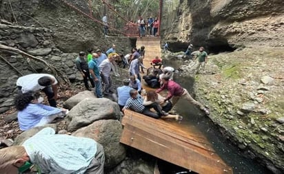 Pide licencia regidora que cayó en puente colgante