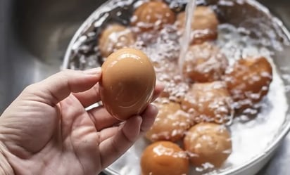 ¿Por qué no se deben lavar los huevos?