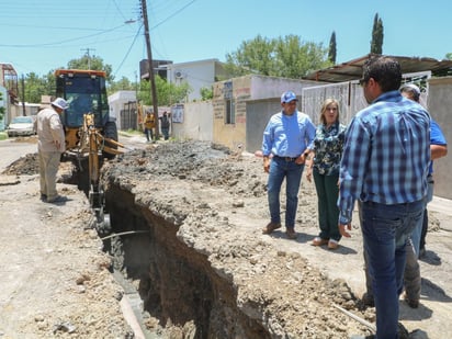 Alcaldesa supervisa introducción de drenaje