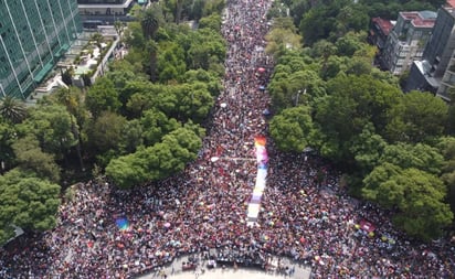 Inicia marcha LGBT del Ángel de la Independencia rumbo al Zócalo