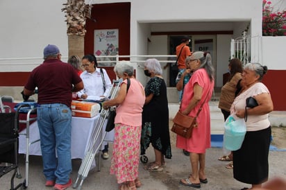 DIF lleva brigadas de salud a los adultos