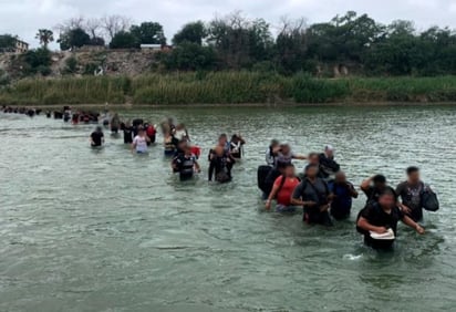 Autoridades de Eagle Pass califican como un ¡gran caos! las cavanas de migrantes que cruzan a EU