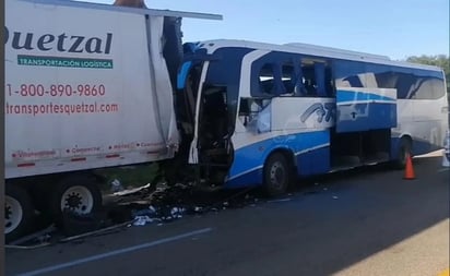 Choque entre autobús y tráiler deja al menos 12 personas lesionadas