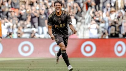 Carlos Vela renueva con el LAFC y lo celebra con victoria