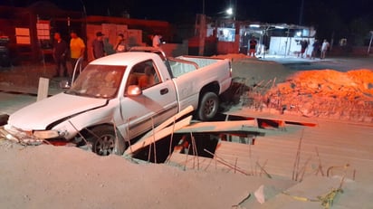 Ebrio conductor toma como rampa montón de tierra y cae en zanja en Monclova