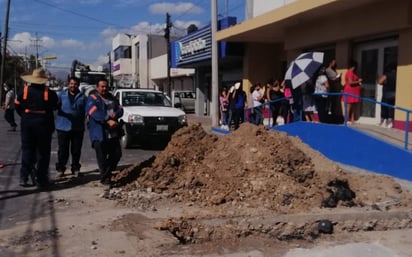 Colapsa drenaje en calle Guerrero 