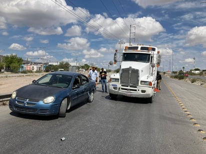 Auto y tráiler chocan frente a Colinas de Santiago de Monclova