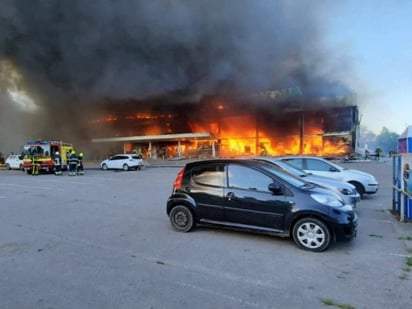 10 muertos deja bombardeo a centro comercial de Ucrania