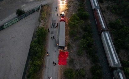 Migrantes fallecidos dentro de tráiler en Texas fueron rociados con condimento para bisteces para disfrazar su olor