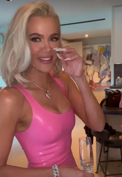 Khloé Kardashian aparece con atuendo de Barbie