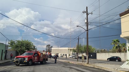 Incendio en poste genera apagón en la Zona Centro de Monclova