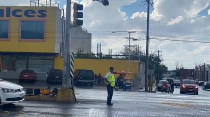 Ráfaga de viento derriba semáforo de la colonia Hipódromo de Monclova