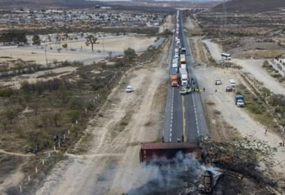 Mueren dos traileros en choque y explosión en libramiento en Ramos Arizpe