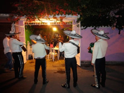 Llevan serenata a voceadora en Bulevar Pape