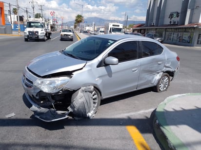 Choca auto y camioneta ambos conductores alegan tener luz verde