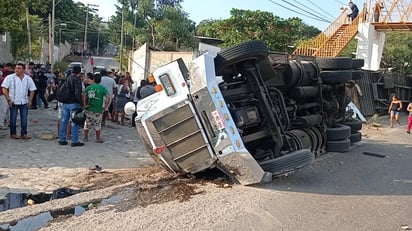 Confirman un muerto de 6 migrantes de Oaxaca que viajaban en tráiler