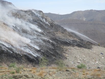 'Efecto lupa' sería la causa de incendio  en relleno sanitario