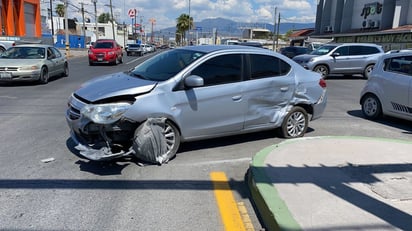 Auto y camioneta chocan en la colonia Nueva Rosita 