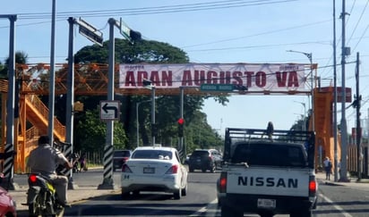 Muestran lonas de apoyo a Adán Augusto López en Paraíso, Tabasco