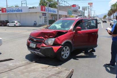 Conductor ignora luz roja de semáforo y provoca choque en la colonia Tecnológico de Monclova