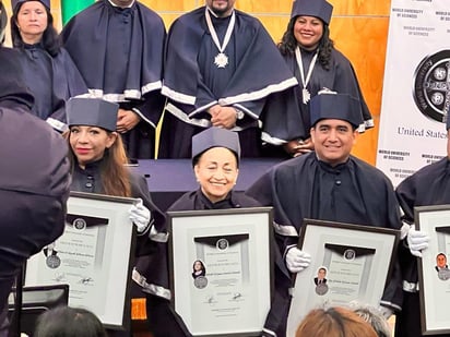 Recibe Bertha de Garzón Doctorado Honoris Causa al reconocerle su gran labor a favor de la humanidad